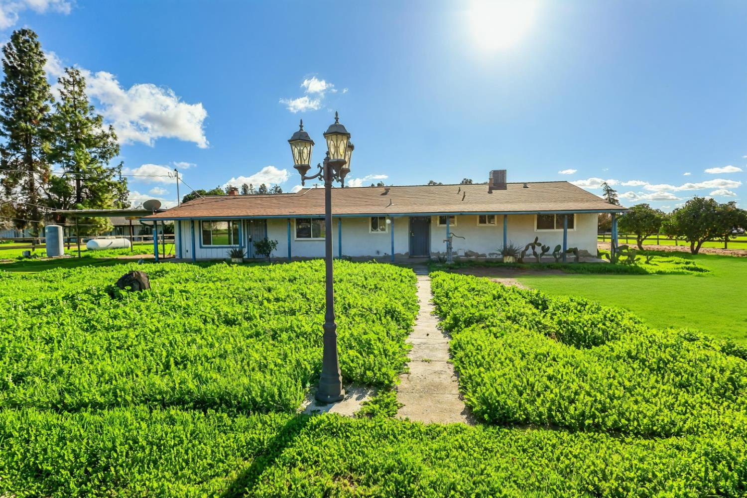 7403 E Alluvial Ave, Clovis, CA 93619