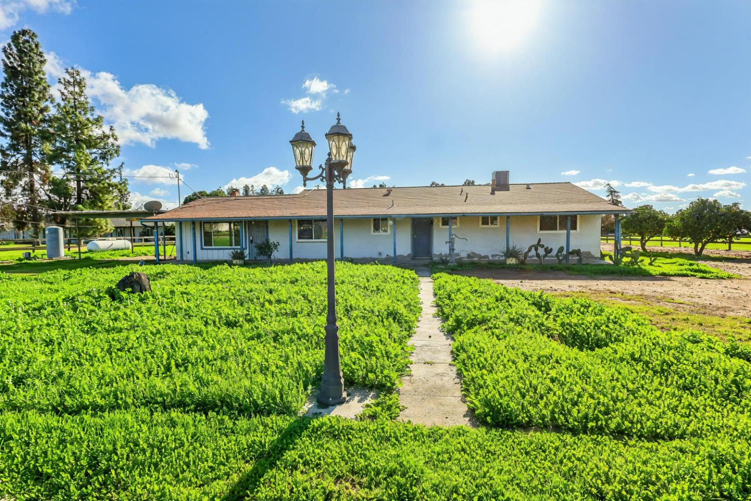 7403 E Alluvial Ave, Clovis, CA 93619