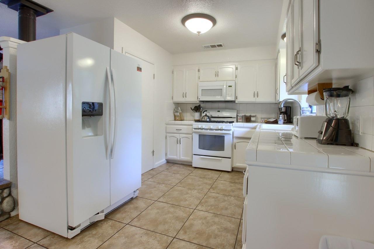 42583 Shady Ln, Oakhurst, CA 93644