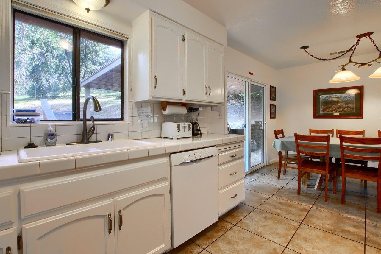 42583 Shady Ln, Oakhurst, CA 93644