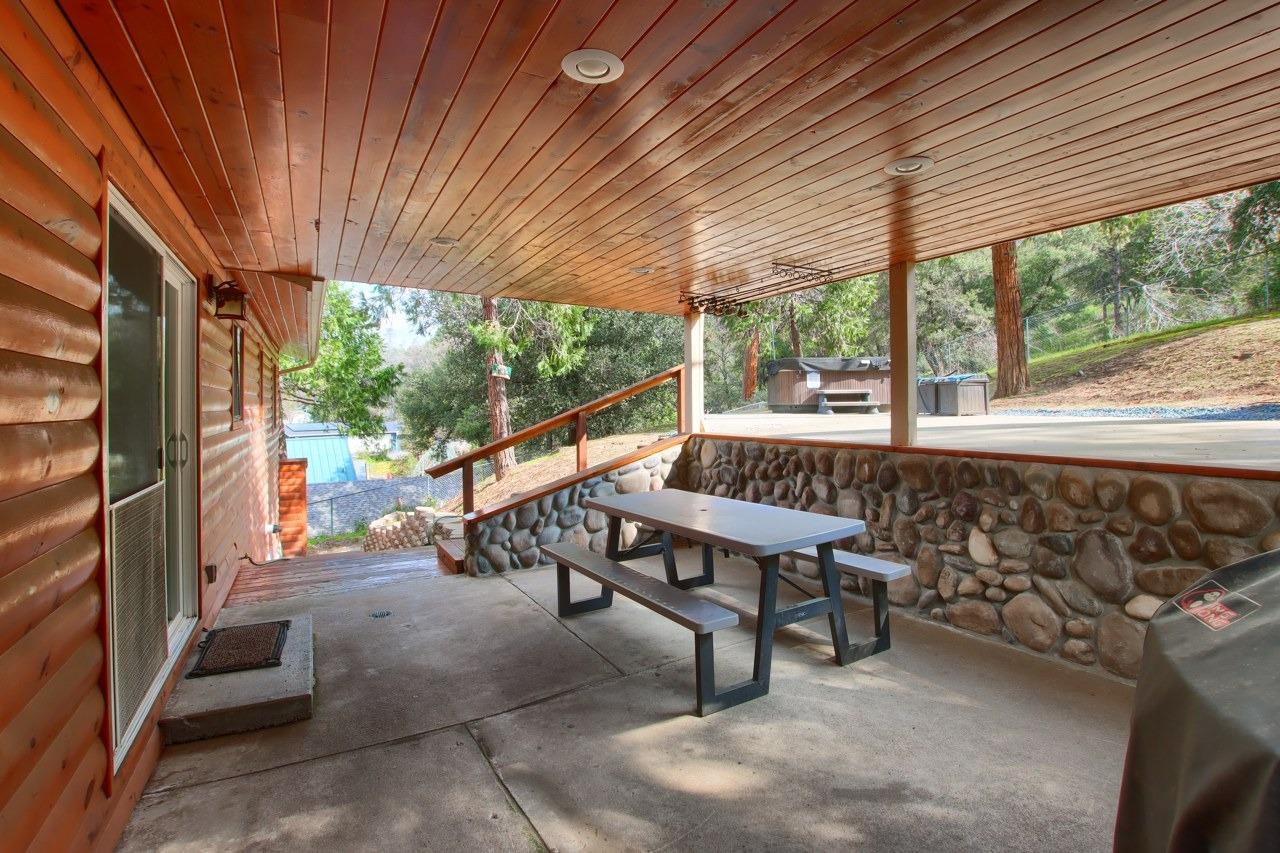 42583 Shady Ln, Oakhurst, CA 93644