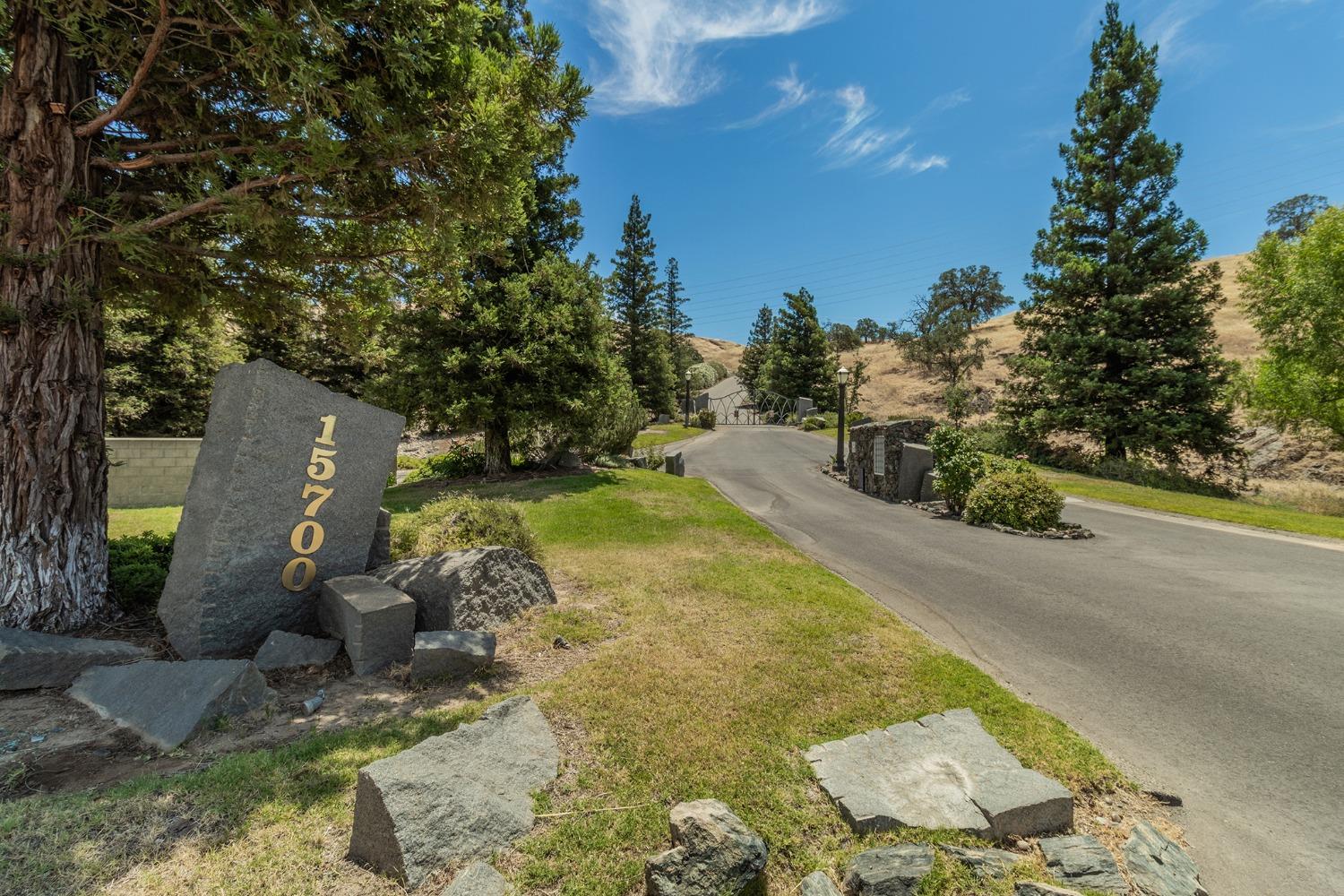 13 Summit Crest Lane, Clovis, CA 96319