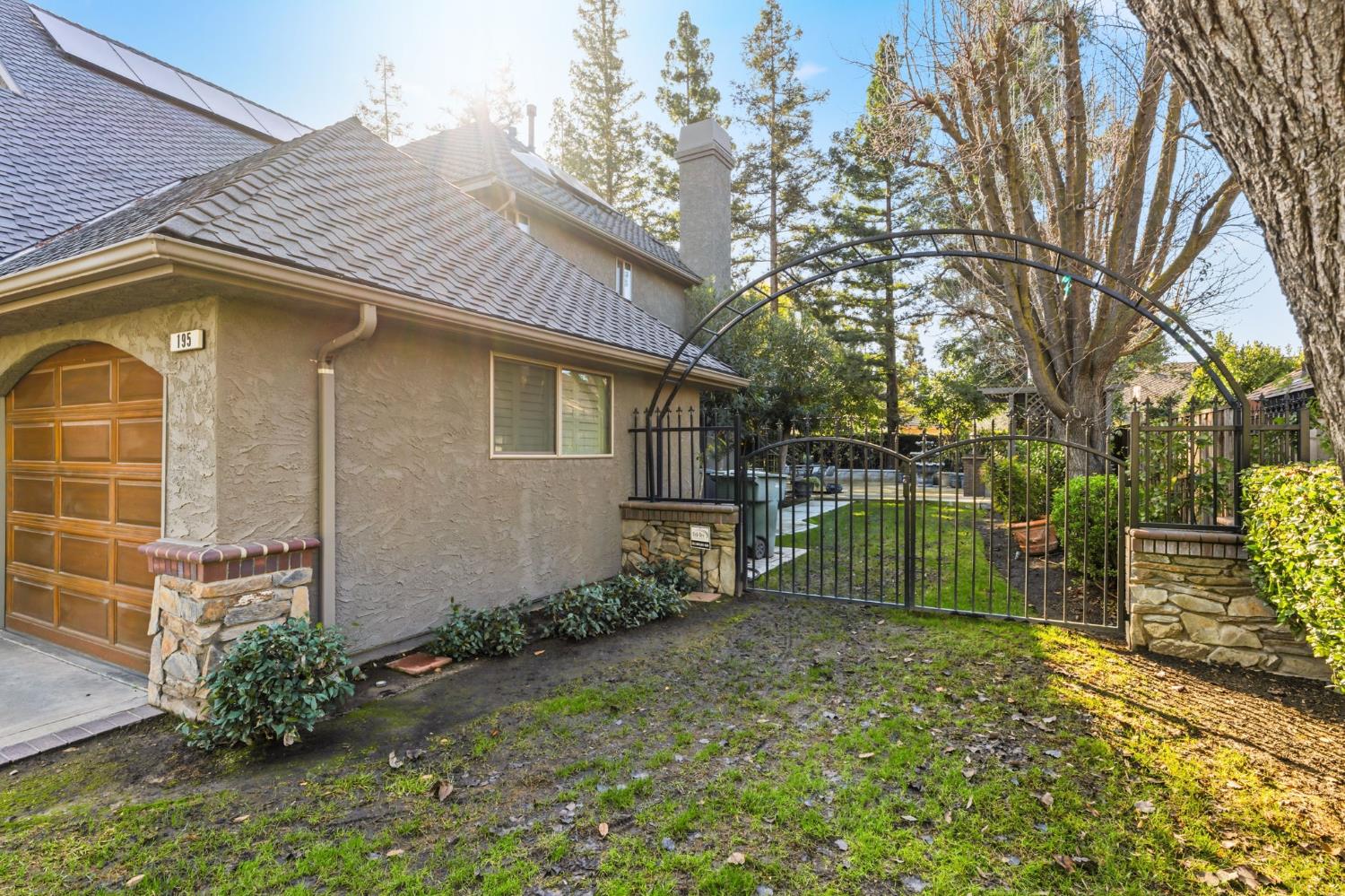 195 W Riverridge Ave, Fresno, CA 93711