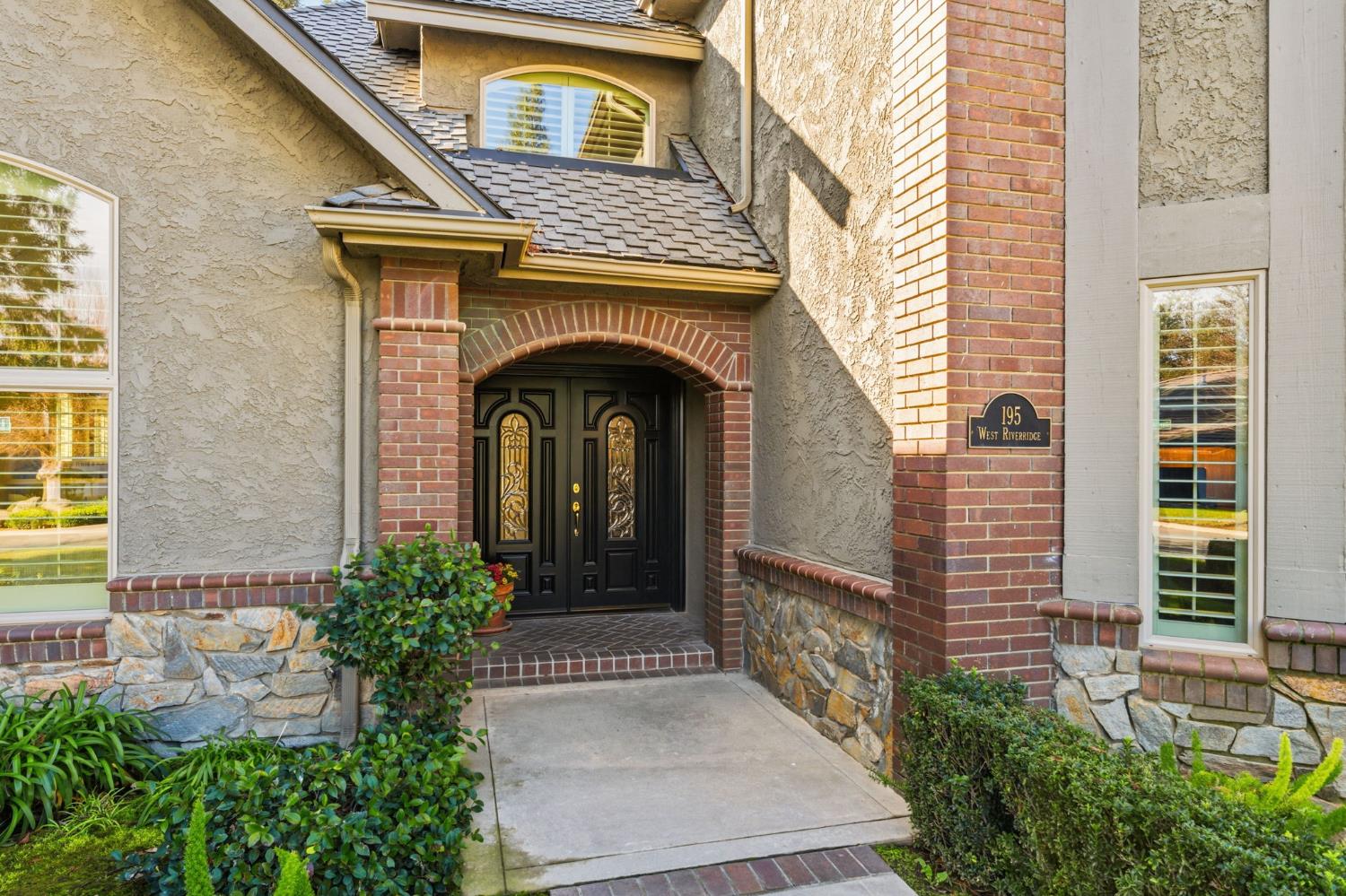 195 W Riverridge Ave, Fresno, CA 93711