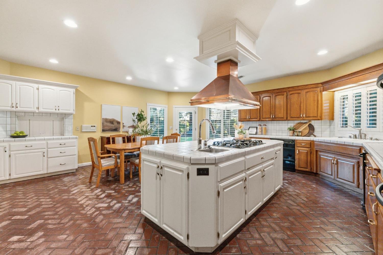 195 W Riverridge Ave, Fresno, CA 93711