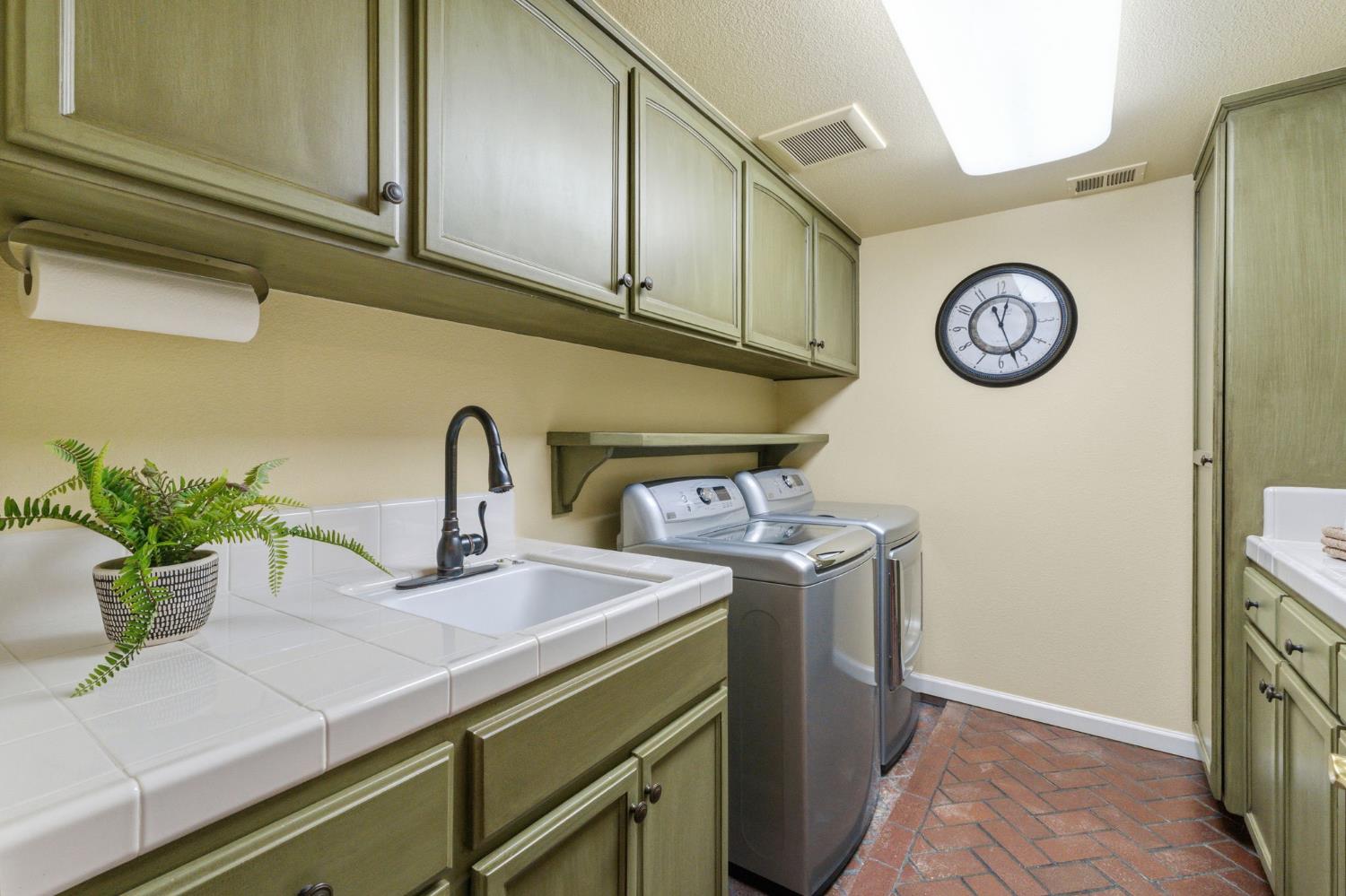 195 W Riverridge Ave, Fresno, CA 93711