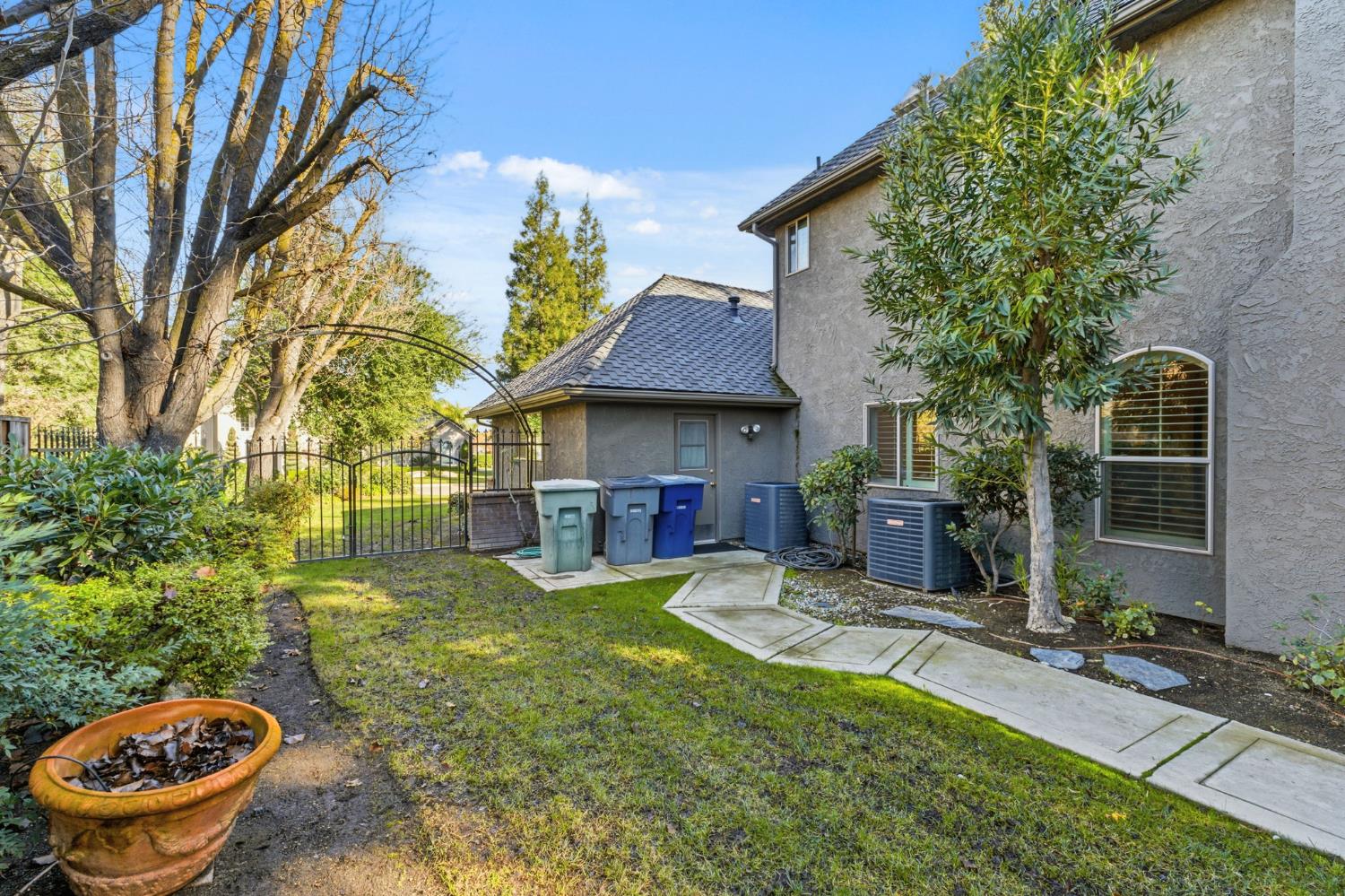 195 W Riverridge Ave, Fresno, CA 93711