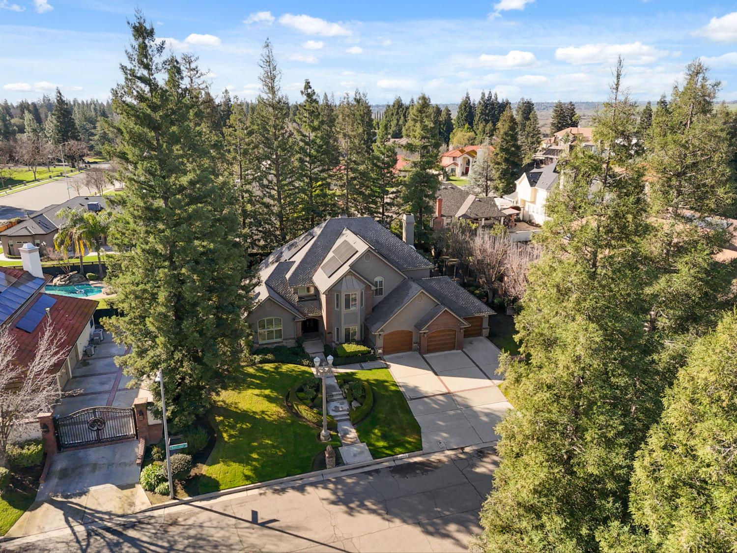 195 W Riverridge Ave, Fresno, CA 93711