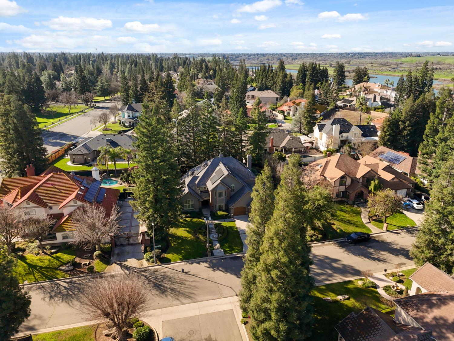 195 W Riverridge Ave, Fresno, CA 93711