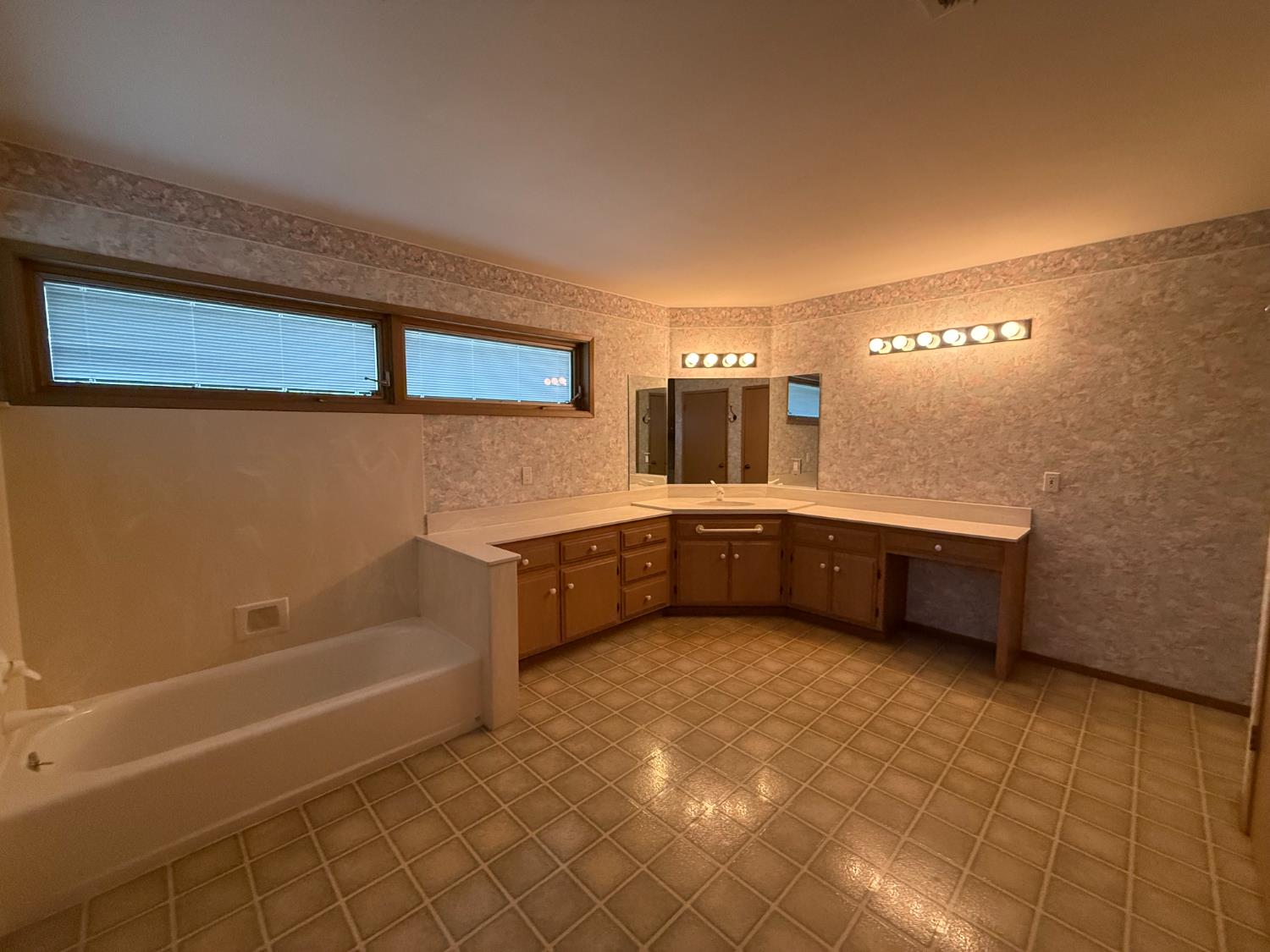 2405 Country Club Ln, Selma, CA 93662