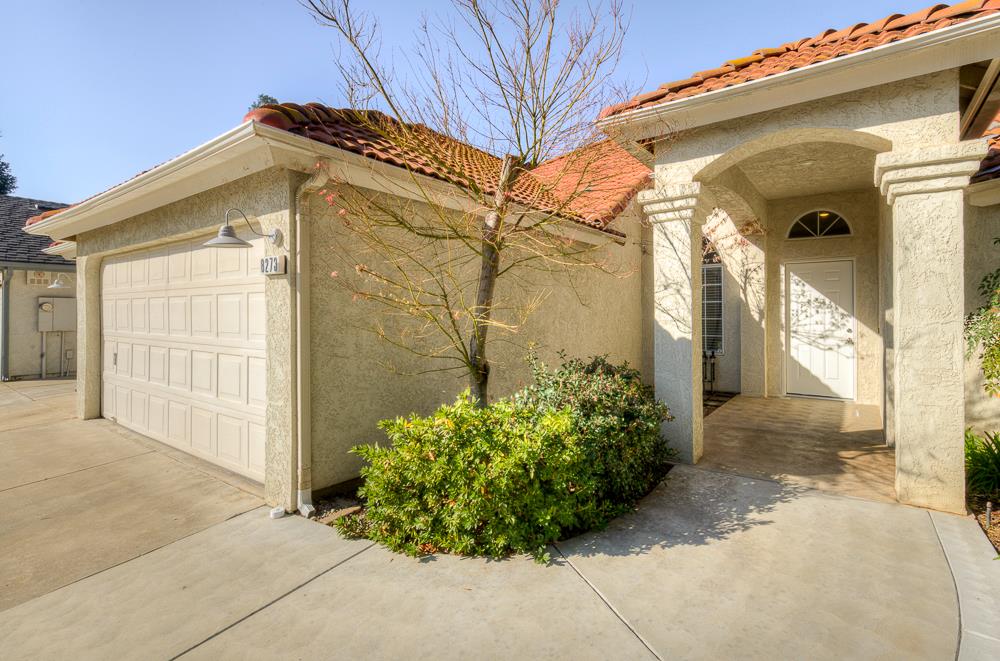 8273 N Yorktown Dr, Fresno, CA 93720
