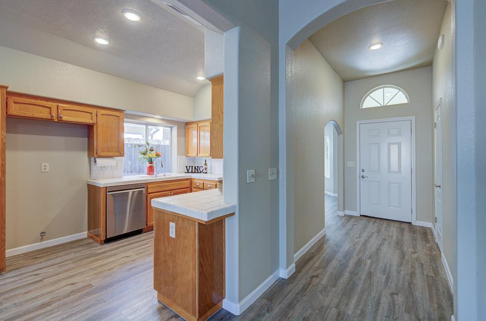 8273 N Yorktown Dr, Fresno, CA 93720