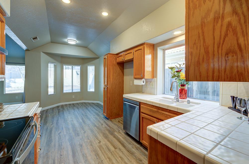 8273 N Yorktown Dr, Fresno, CA 93720