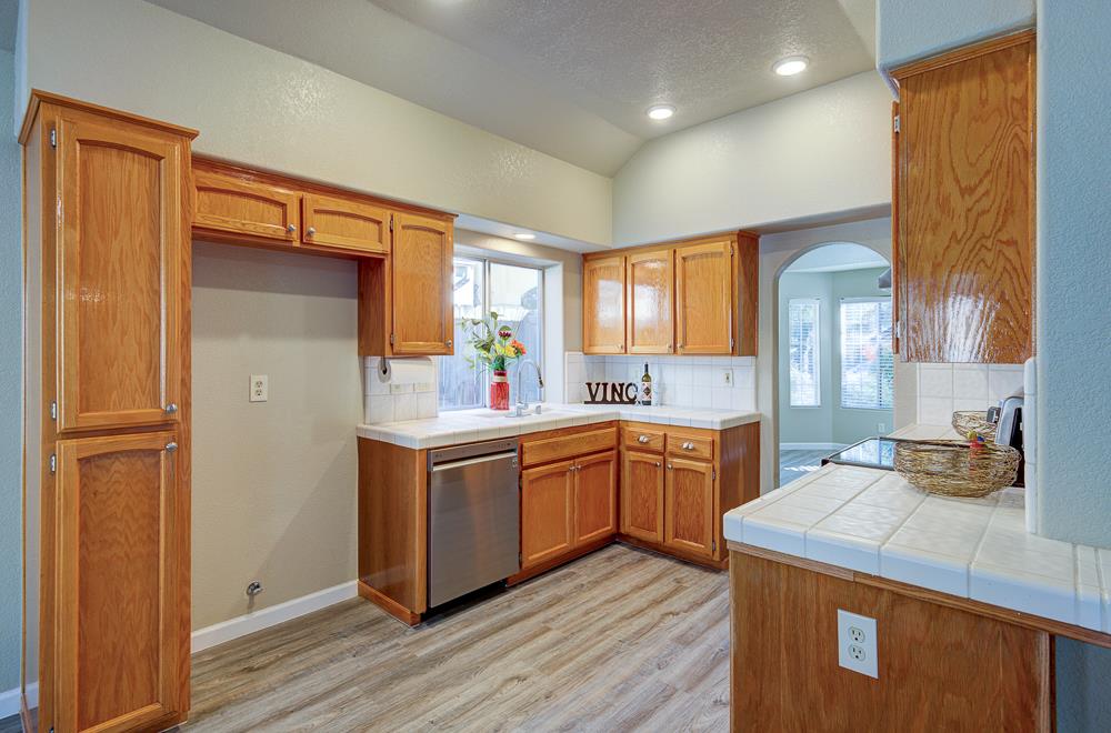 8273 N Yorktown Dr, Fresno, CA 93720