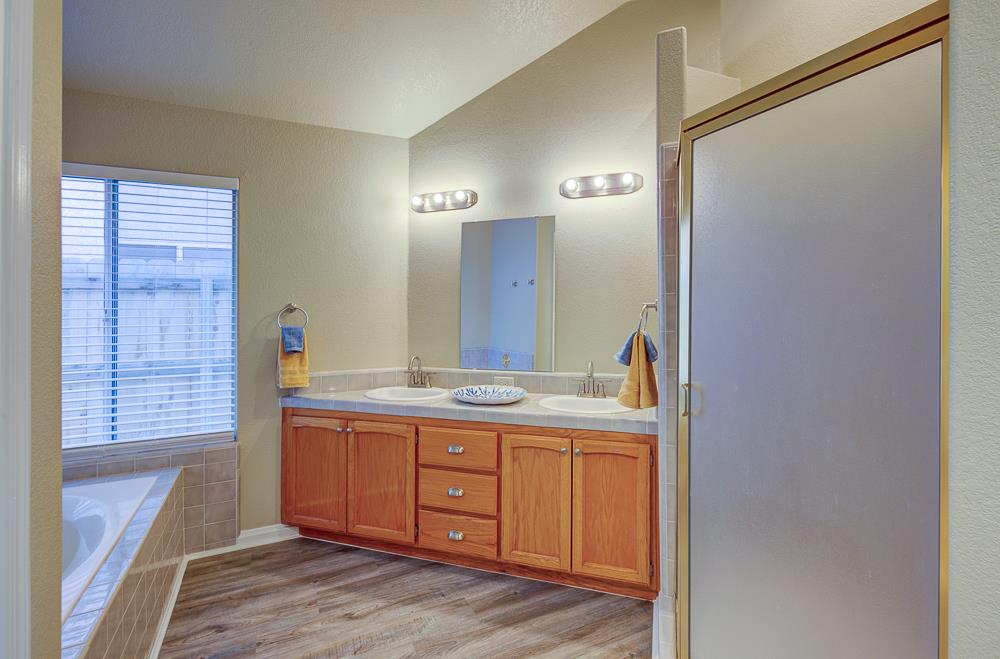 8273 N Yorktown Dr, Fresno, CA 93720