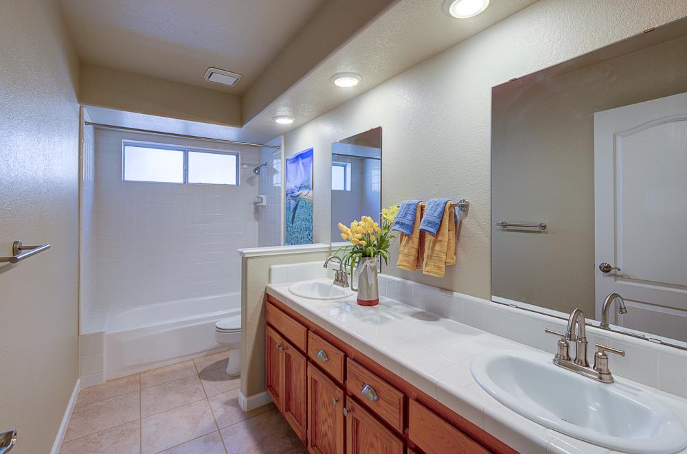 8273 N Yorktown Dr, Fresno, CA 93720