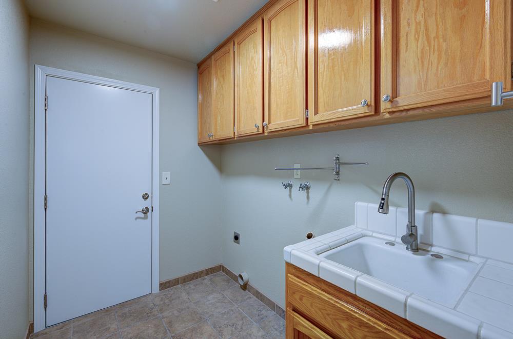 8273 N Yorktown Dr, Fresno, CA 93720