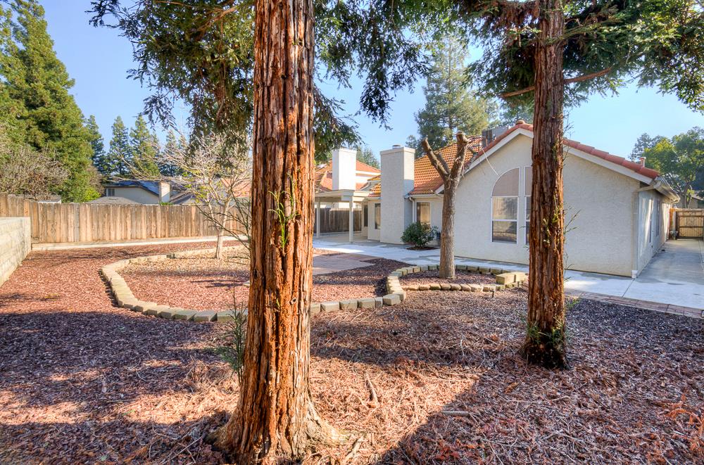 8273 N Yorktown Dr, Fresno, CA 93720