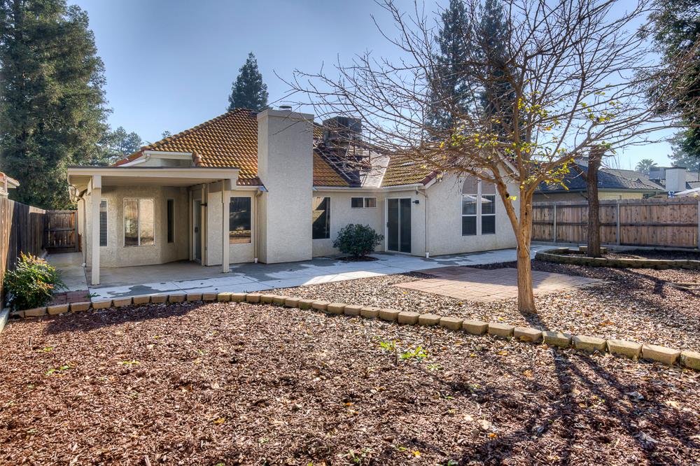 8273 N Yorktown Dr, Fresno, CA 93720