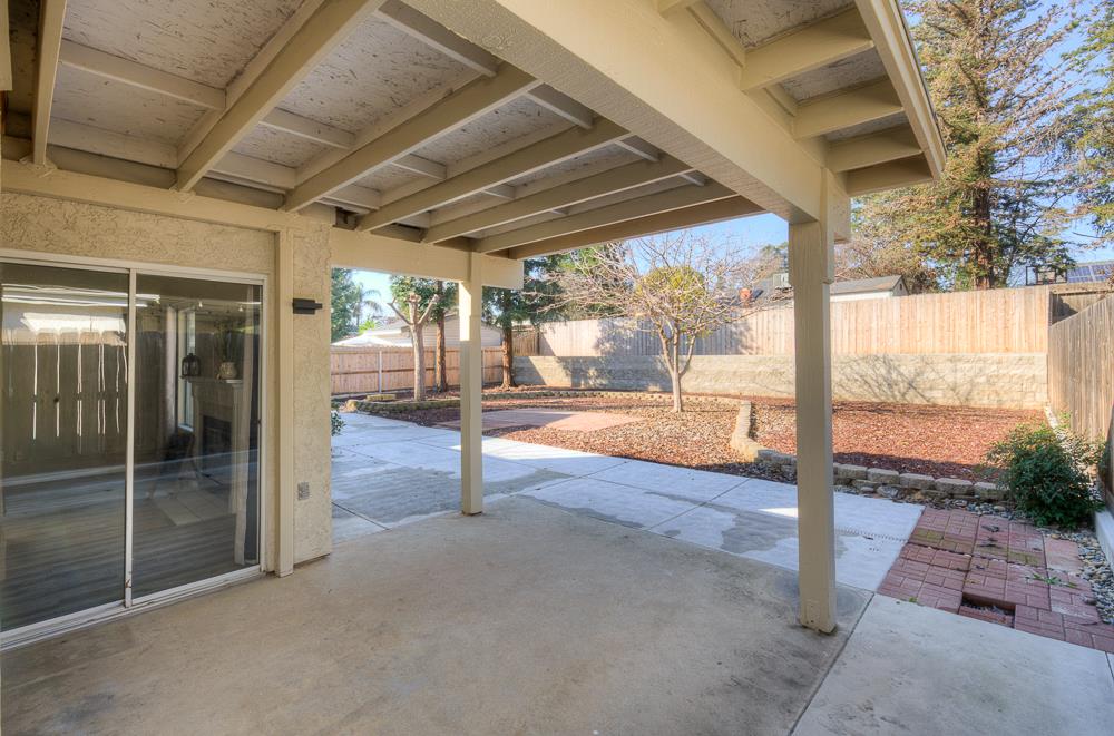 8273 N Yorktown Dr, Fresno, CA 93720