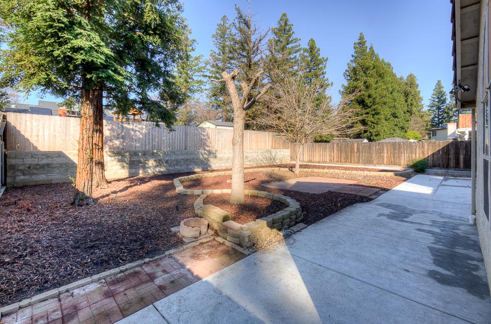 8273 N Yorktown Dr, Fresno, CA 93720