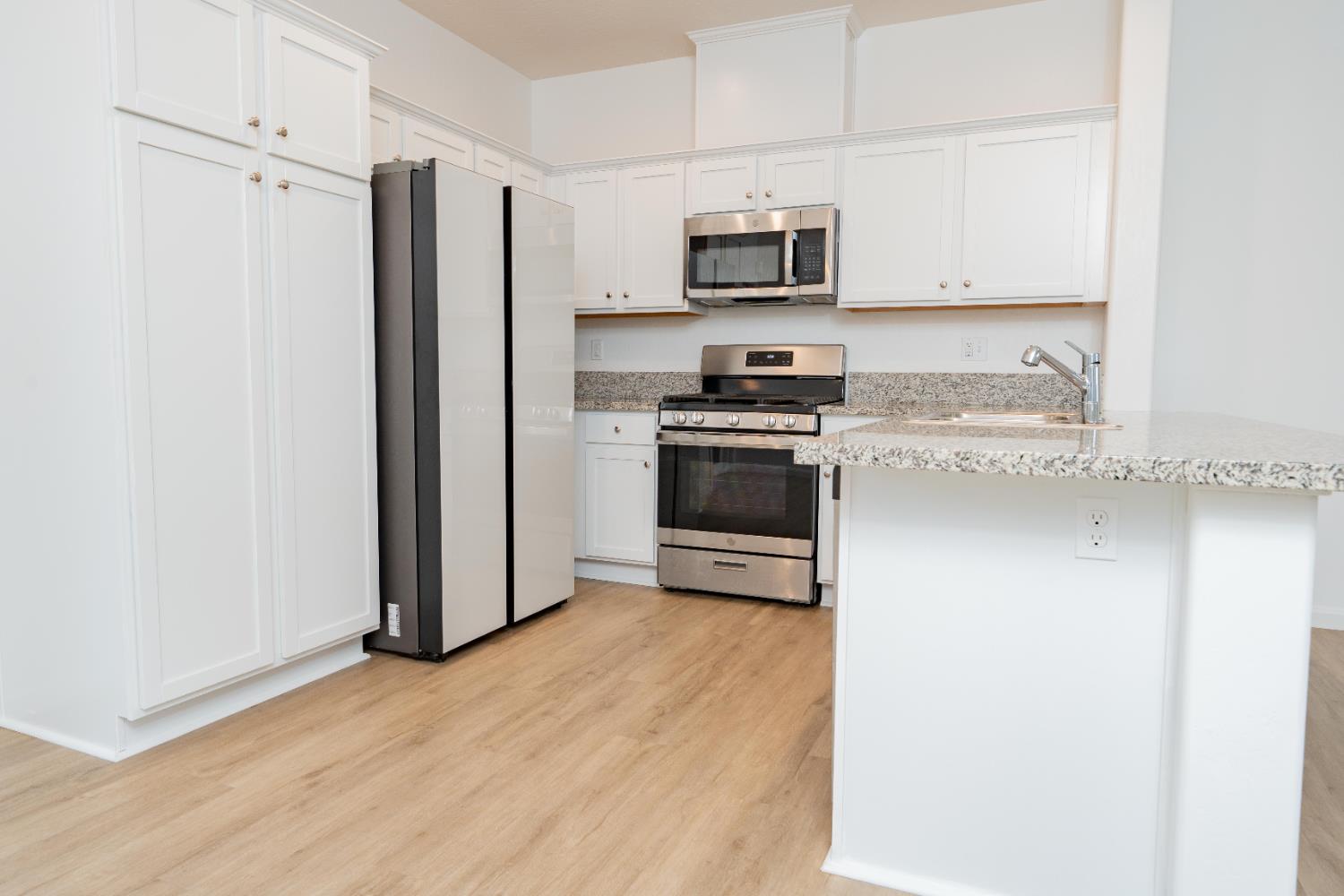 13760 Larkspur Way, Armona, CA 93202