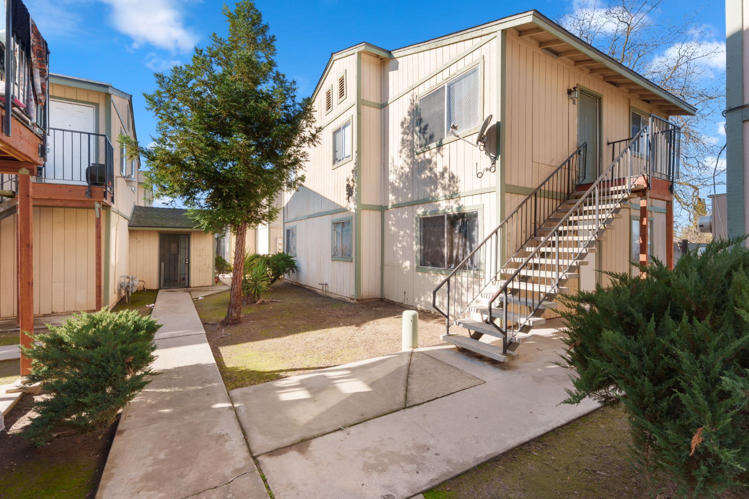 609 615 Moore St, Madera, CA 93638