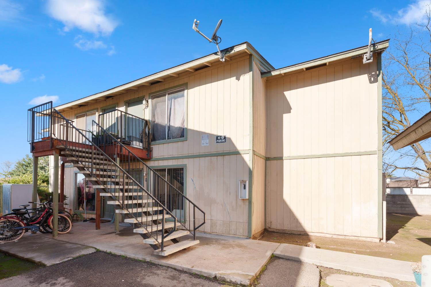 609 615 Moore St, Madera, CA 93638