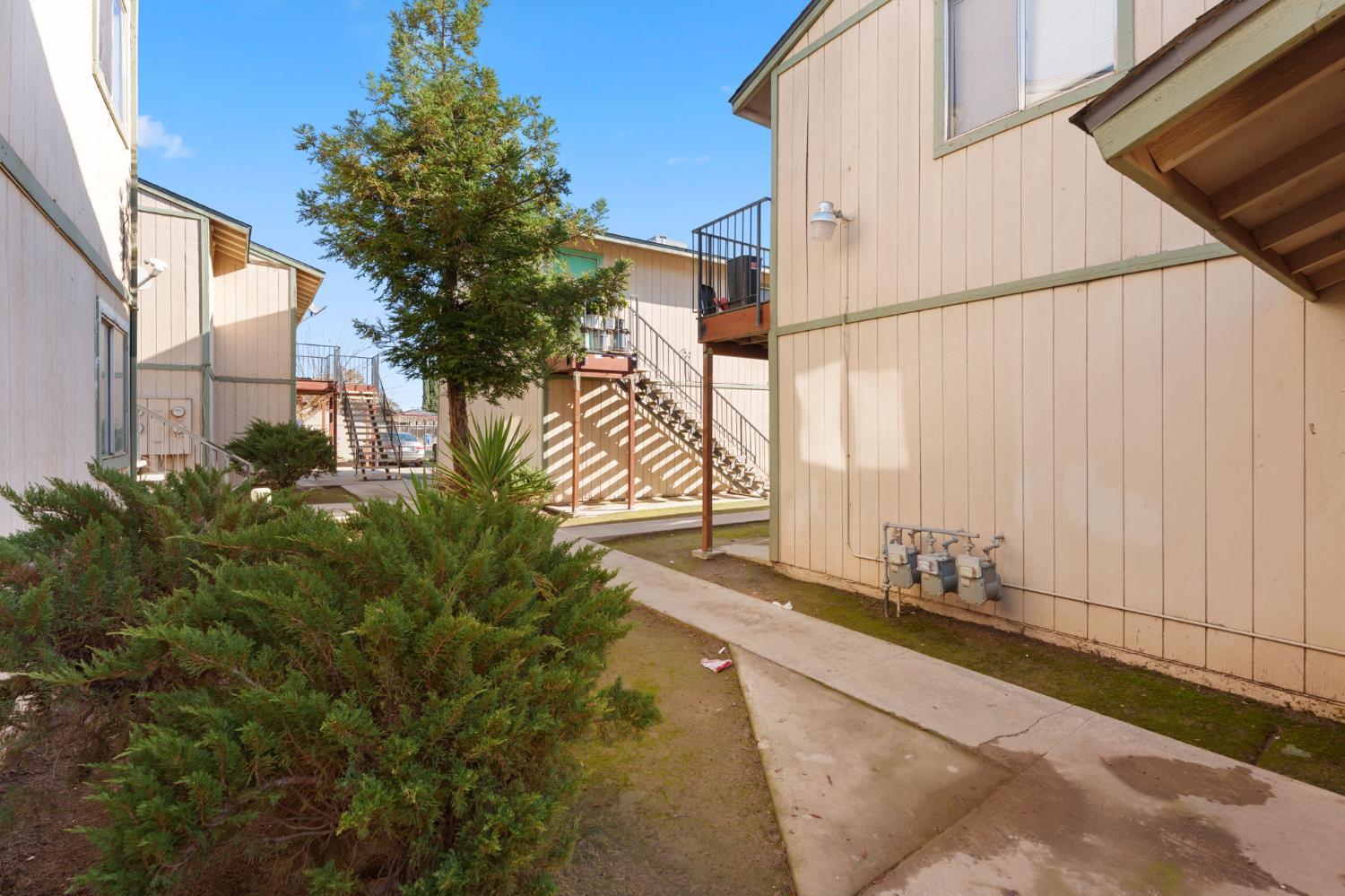 609 615 Moore St, Madera, CA 93638