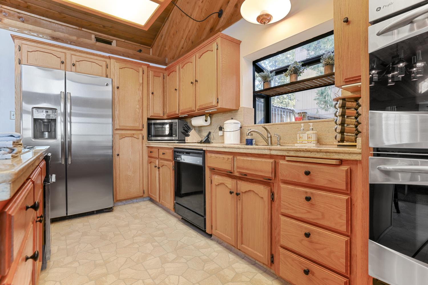 38443 Red Leaf Ln, Shaver Lake, CA 93664