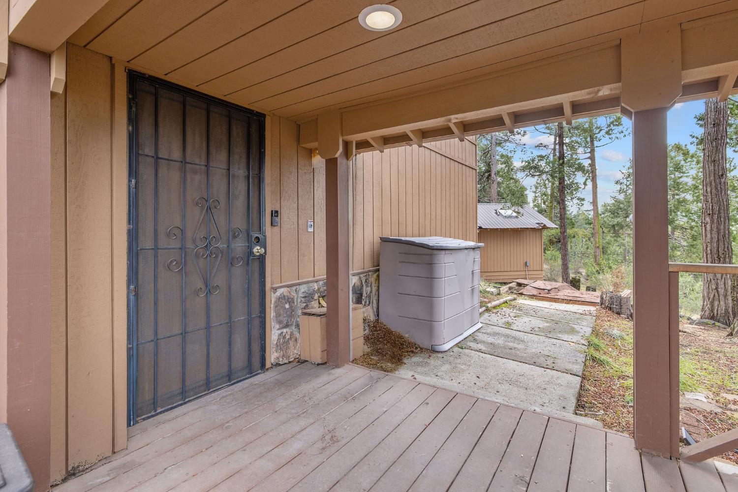 38443 Red Leaf Ln, Shaver Lake, CA 93664