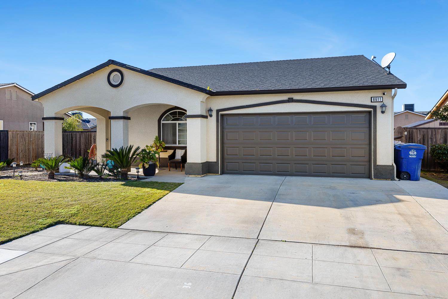 8611 Gardenia Ave, Parlier, CA 93648