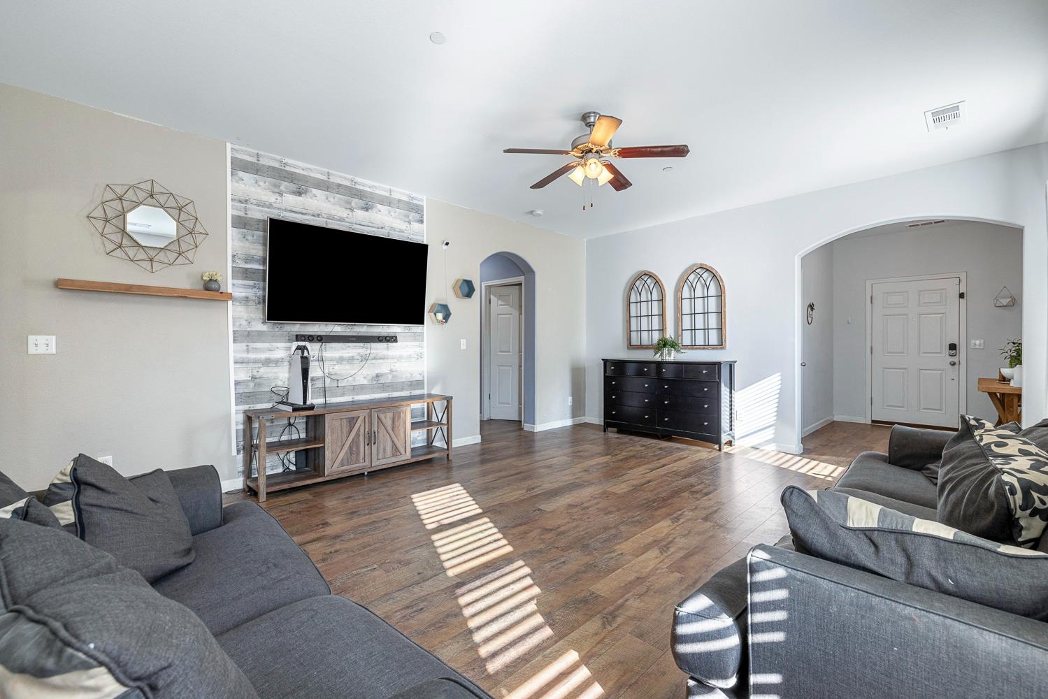 8611 Gardenia Ave, Parlier, CA 93648