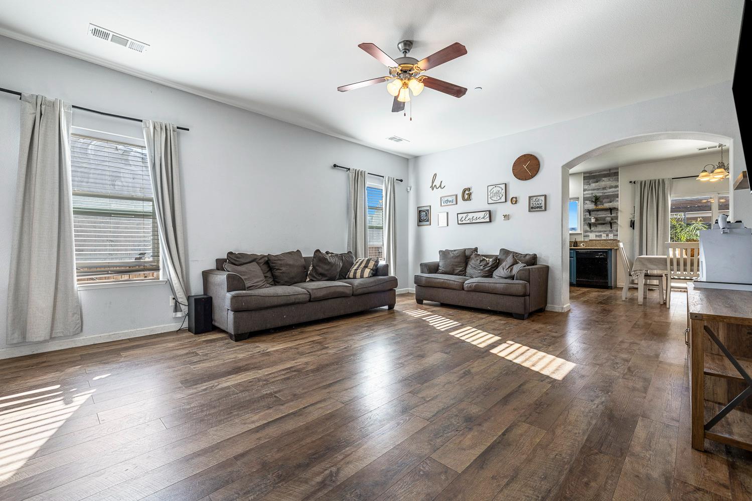 8611 Gardenia Ave, Parlier, CA 93648