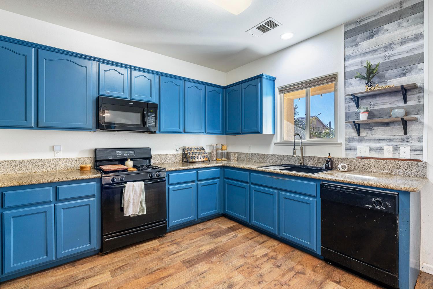 8611 Gardenia Ave, Parlier, CA 93648