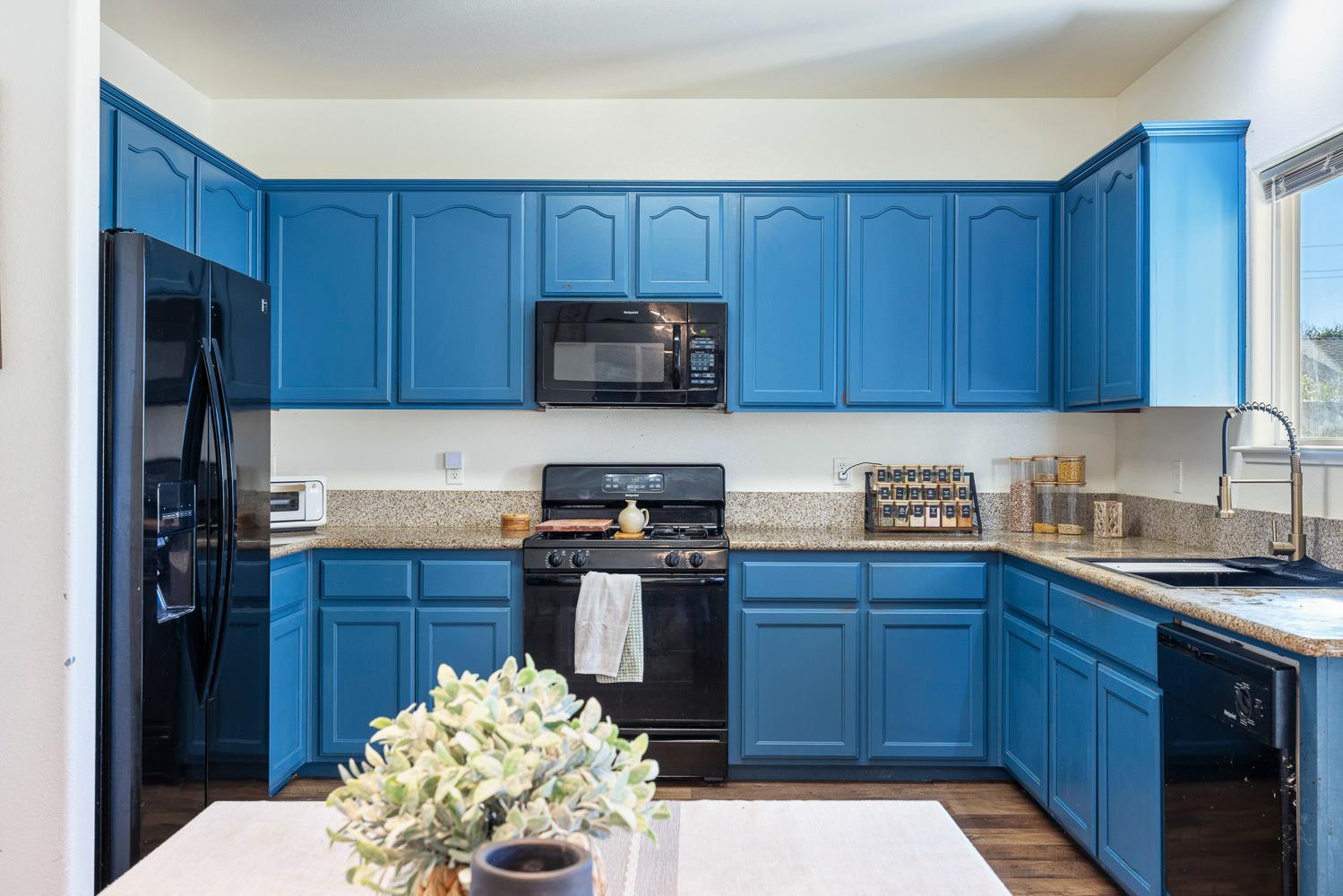 8611 Gardenia Ave, Parlier, CA 93648