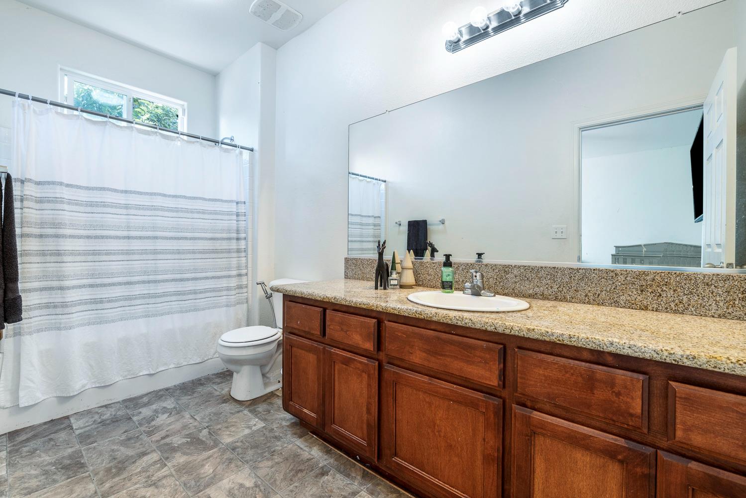 8611 Gardenia Ave, Parlier, CA 93648