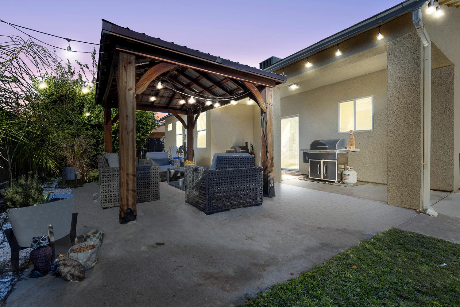 8611 Gardenia Ave, Parlier, CA 93648