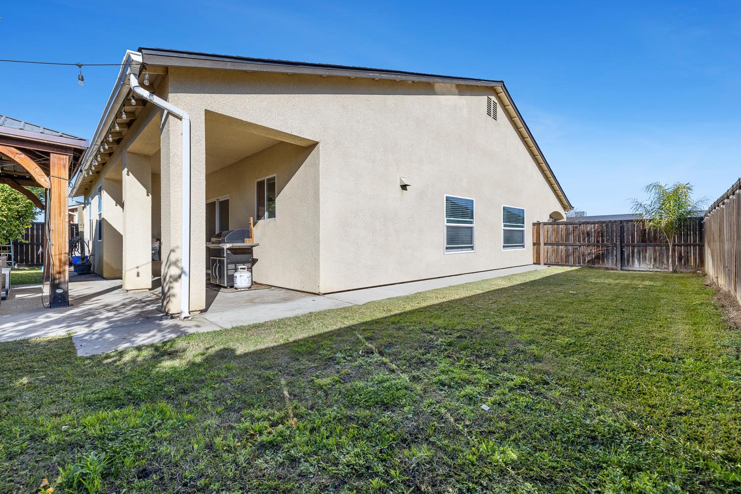 8611 Gardenia Ave, Parlier, CA 93648