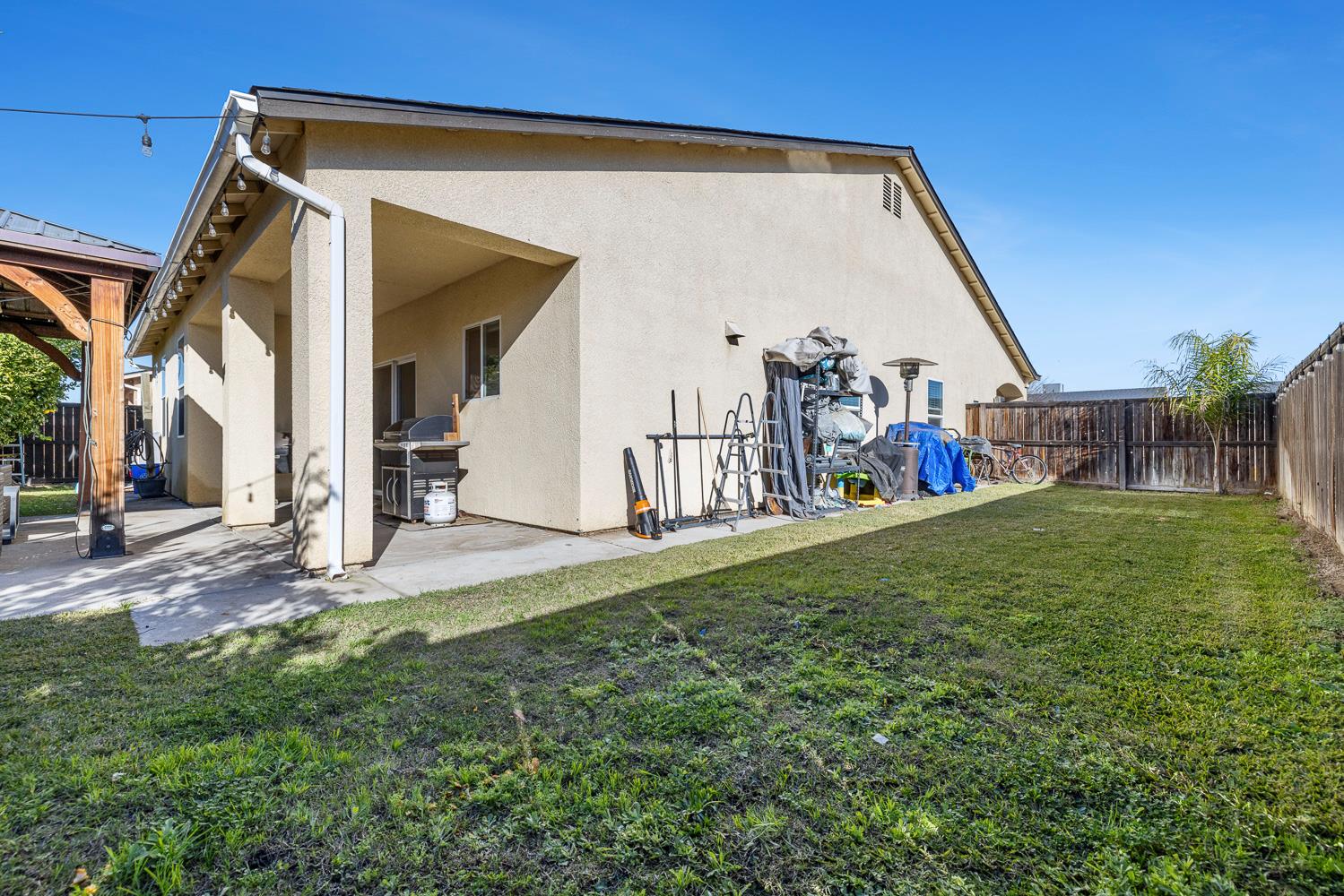 8611 Gardenia Ave, Parlier, CA 93648