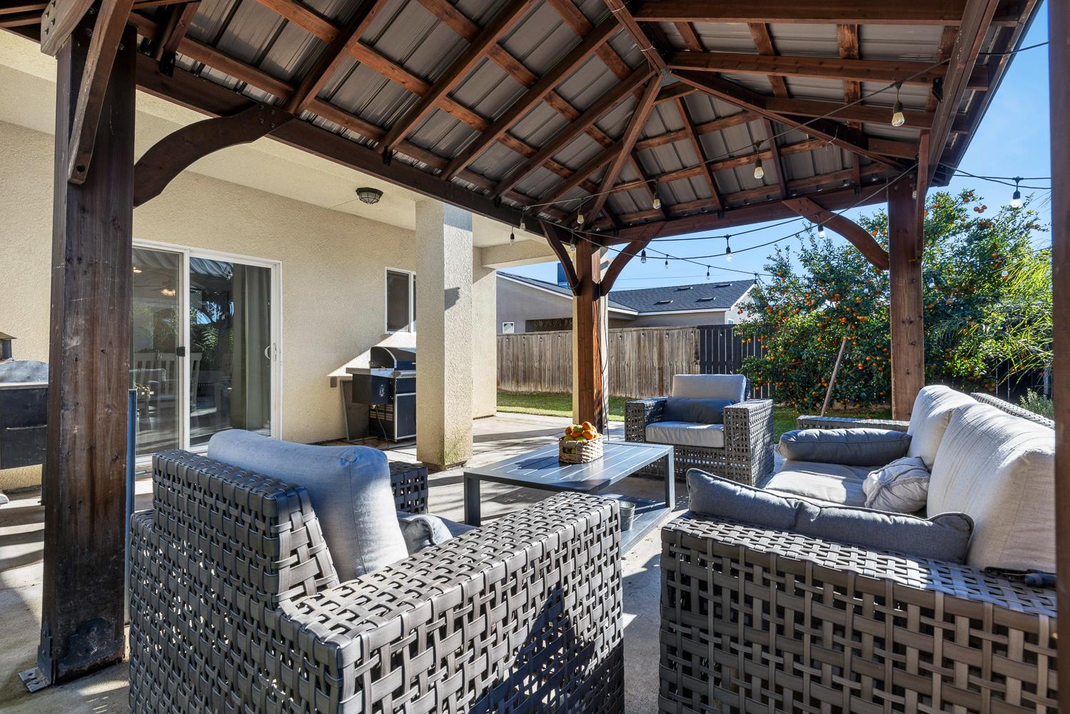 8611 Gardenia Ave, Parlier, CA 93648