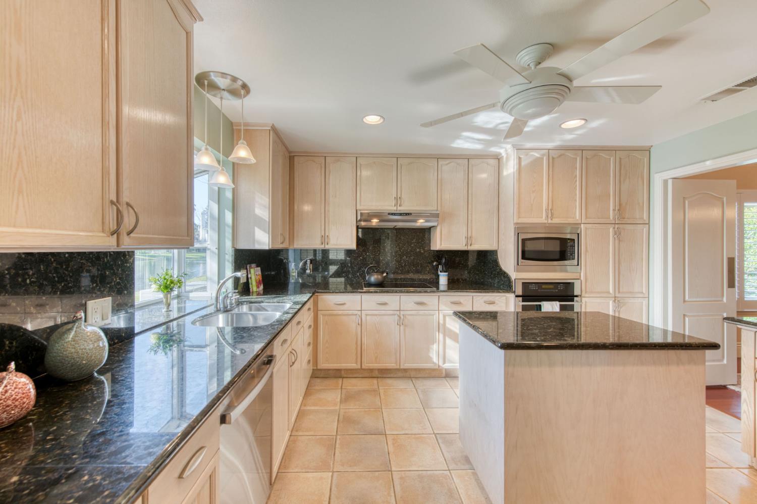 3063 W Pembrook Loop, Fresno, CA 93711