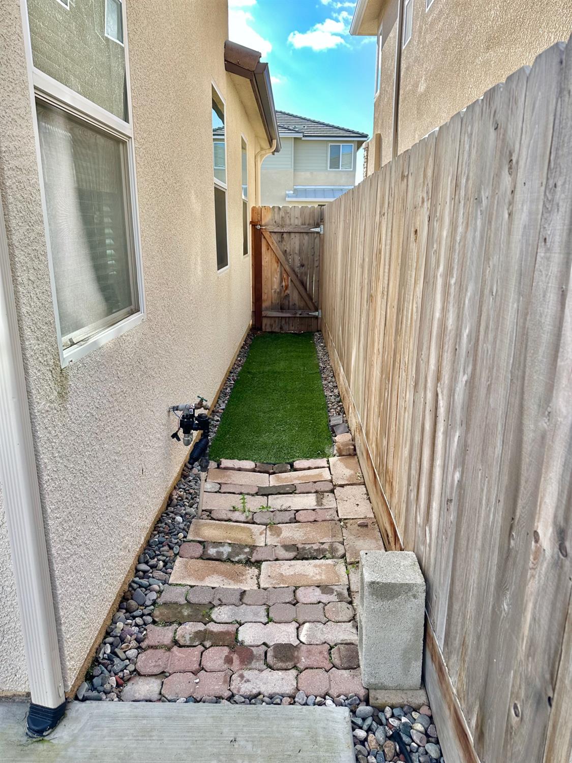 1921 Kelly Ln, Clovis, CA 93611