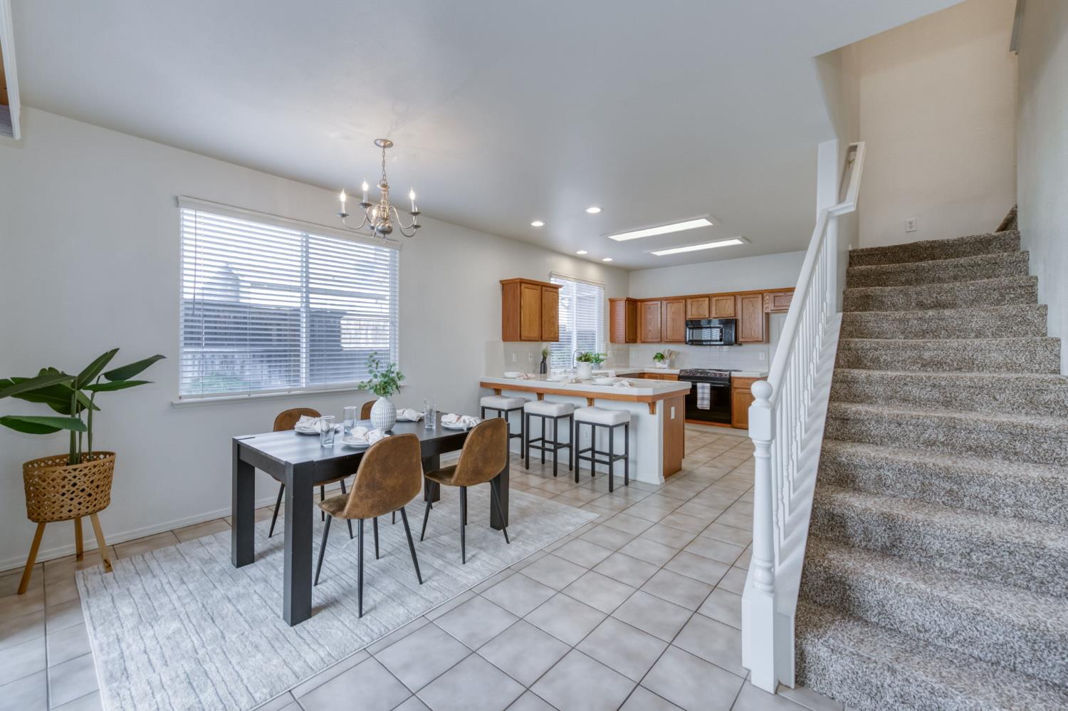 673 W Fontaine Ln, Clovis, CA 93619