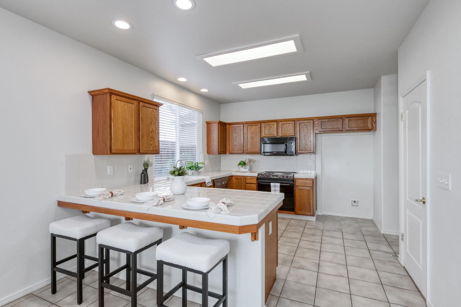 673 W Fontaine Ln, Clovis, CA 93619