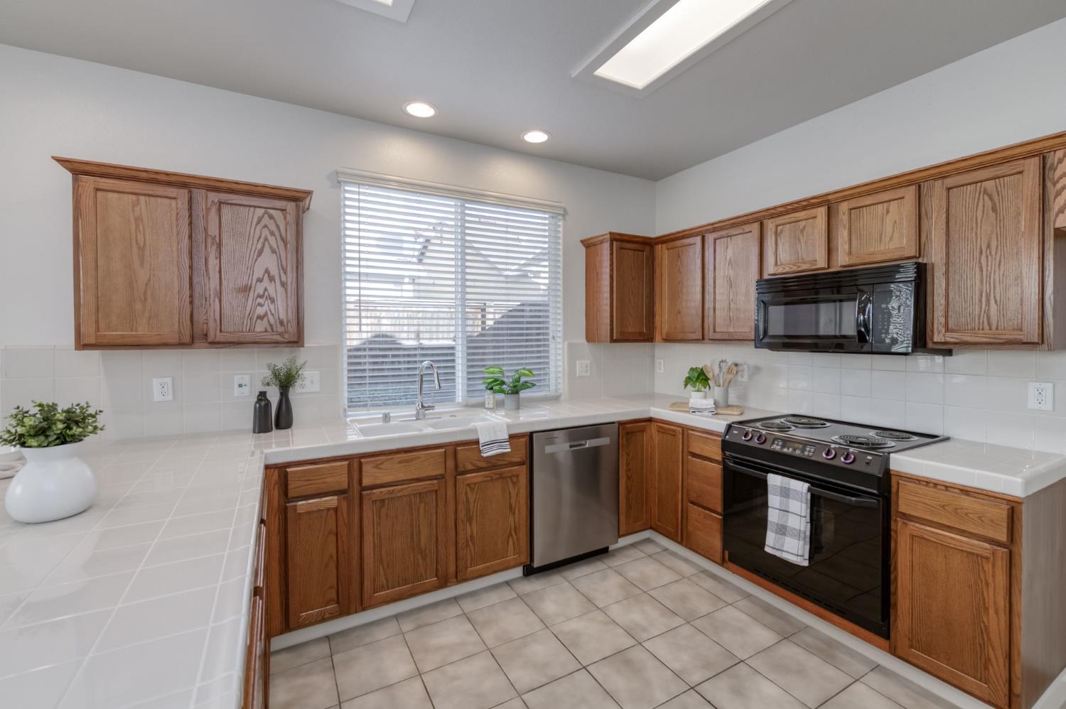 673 W Fontaine Ln, Clovis, CA 93619