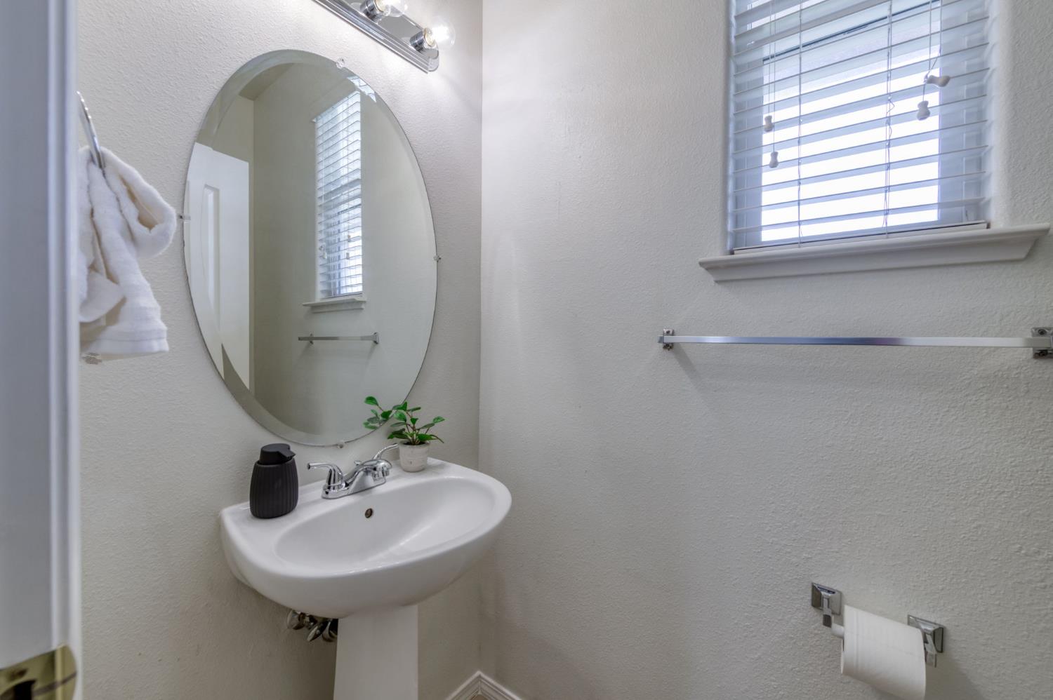 673 W Fontaine Ln, Clovis, CA 93619