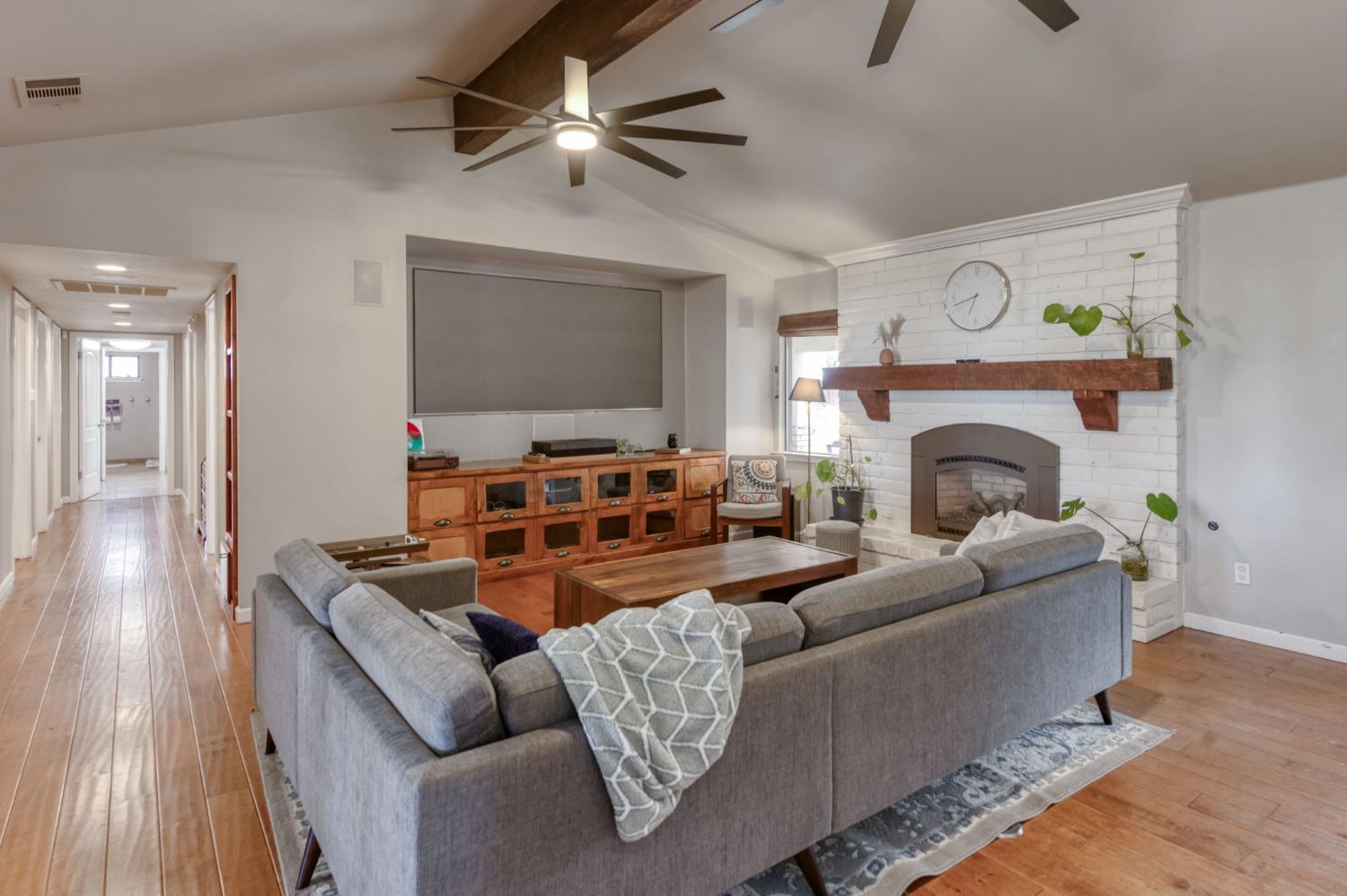 6090 Amber Ave, Clovis, CA 93619