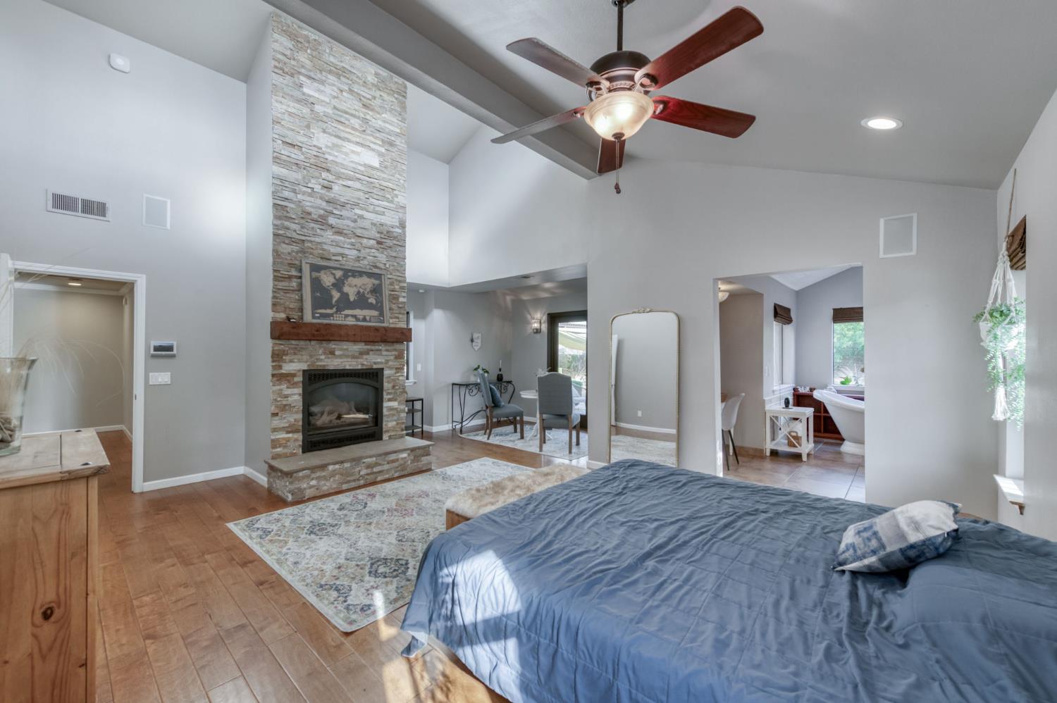 6090 Amber Ave, Clovis, CA 93619