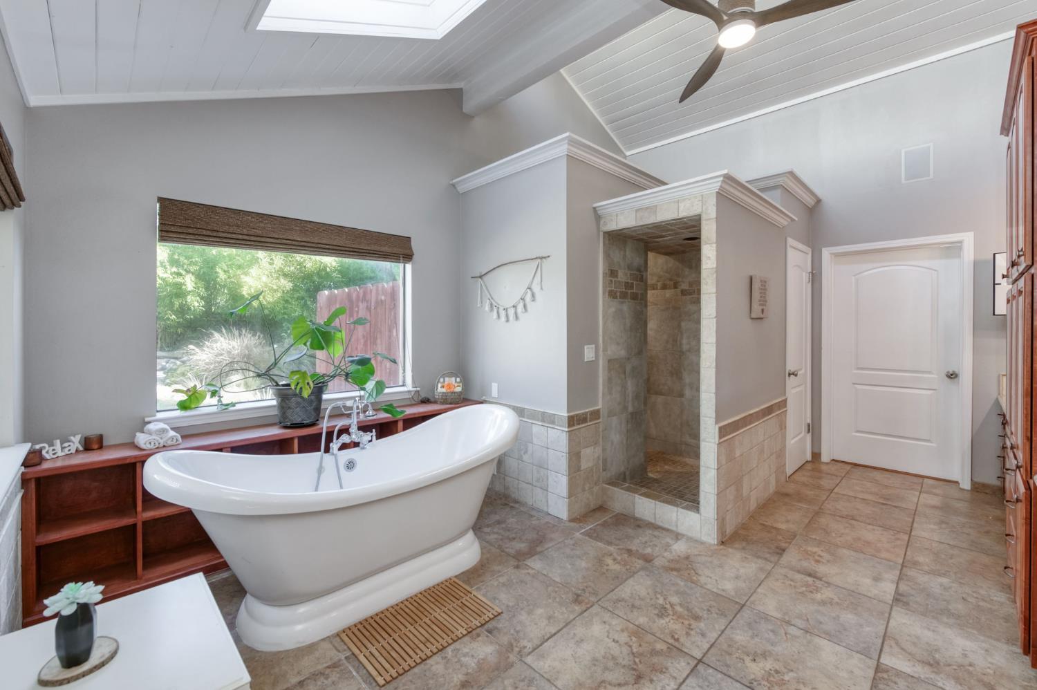 6090 Amber Ave, Clovis, CA 93619